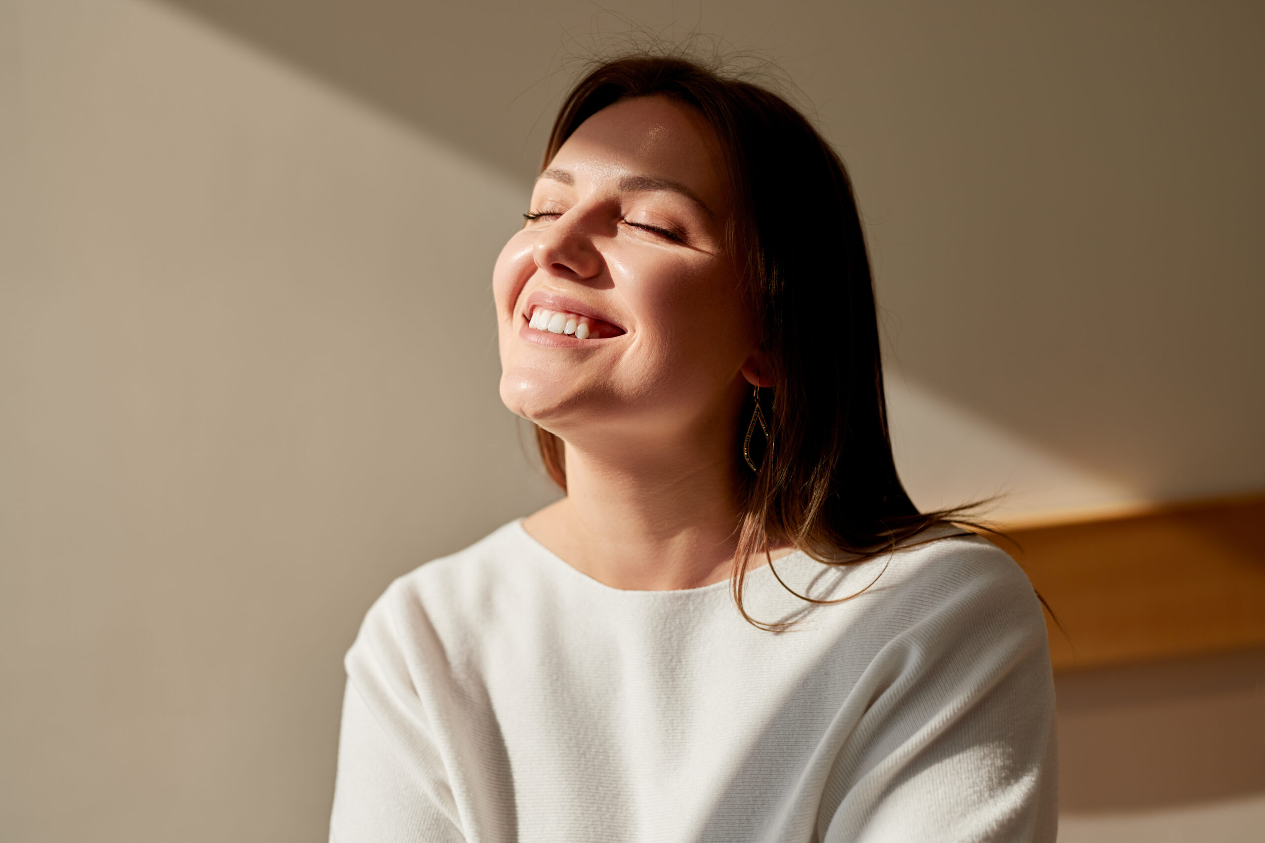 Mulher olhando para a luz feliz