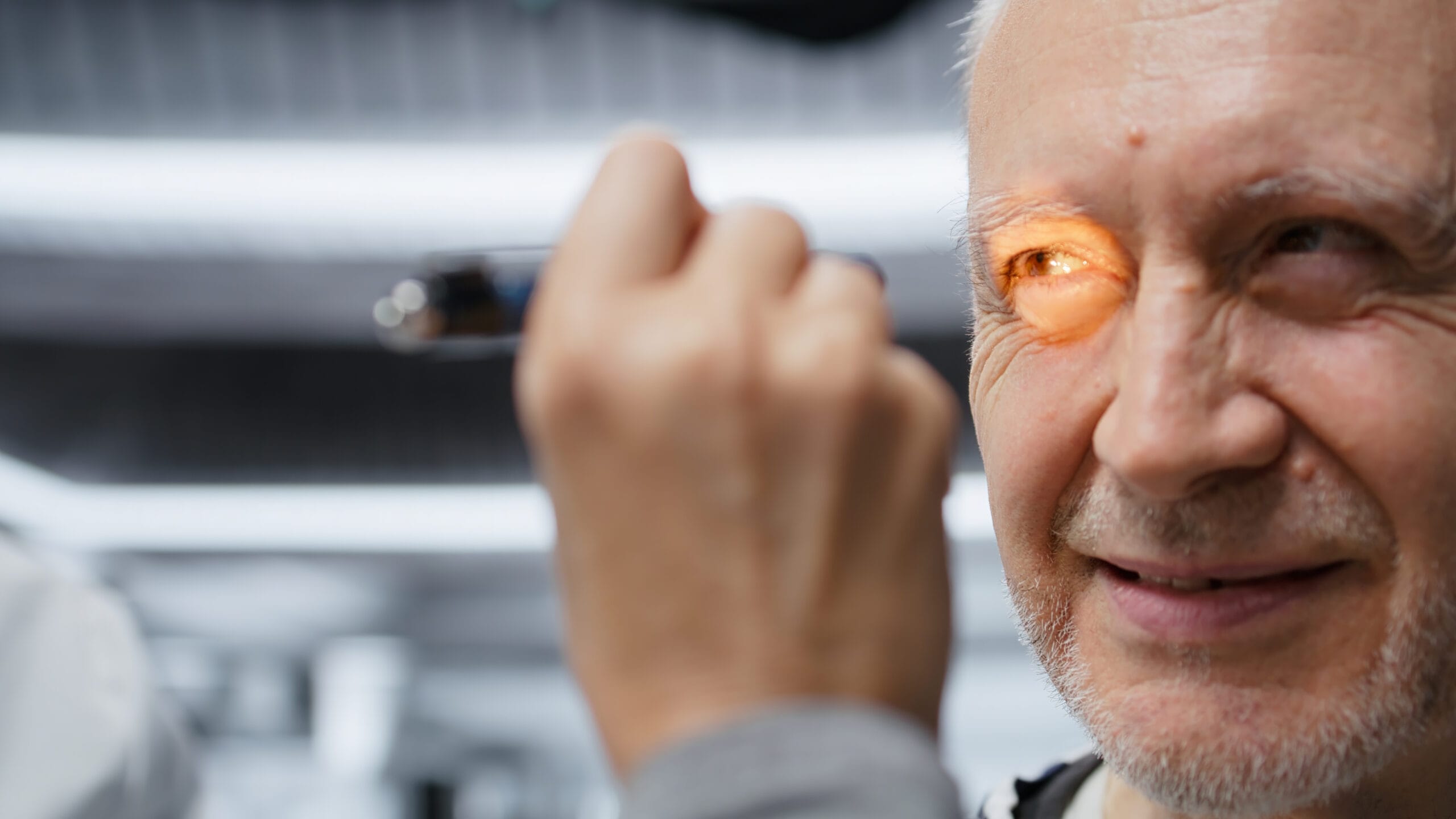 Homem realizando um exame de glaucoma e retina